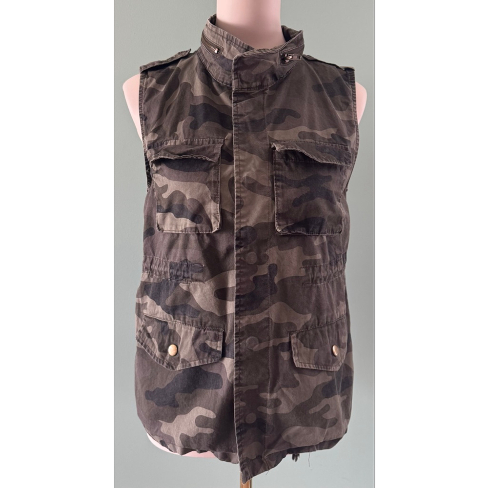 Women's Love Tree Vest Size S Camouflage Print